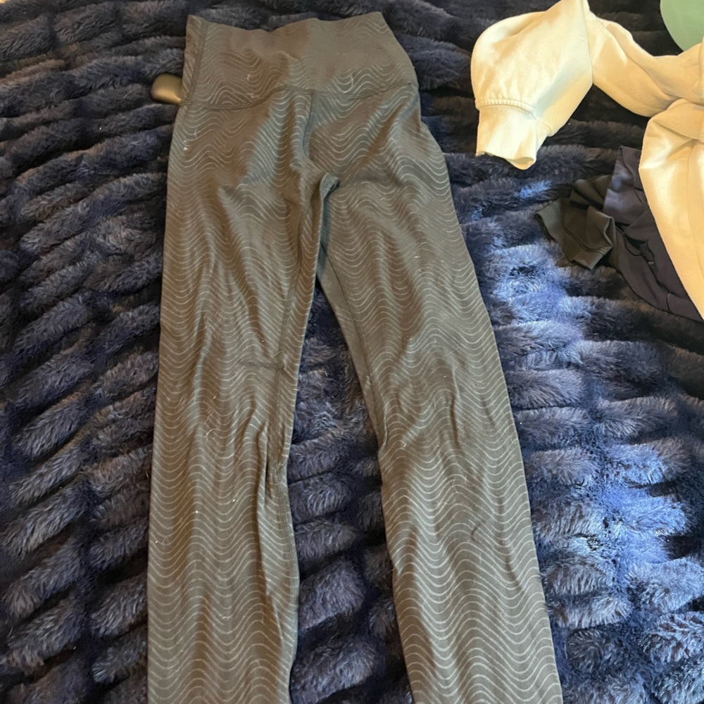 LULULEMON - Black squiggly design align leggings